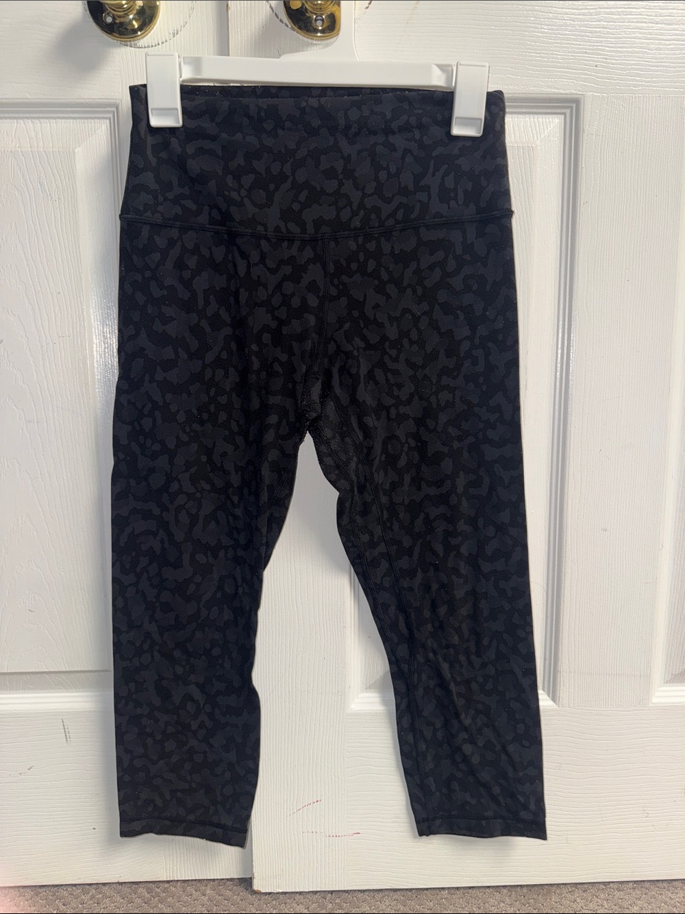 Lululemon Black/Charcoal “Natural Engineered Camo” Print Cropped Leggings Size 8